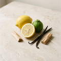 Illustration d’ambiance des notes de citron, bergamote, bois et vanille, sans représentation du flacon