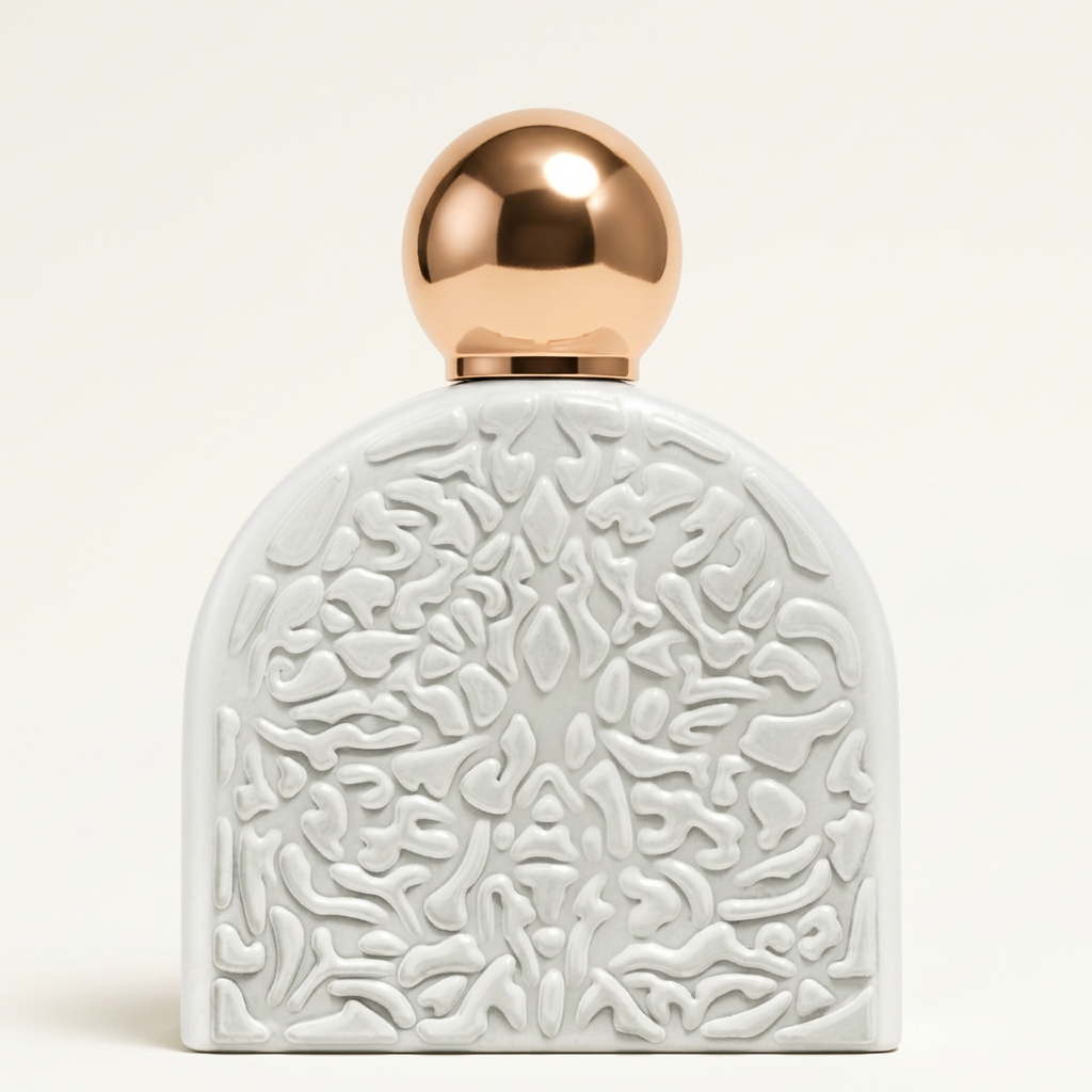 Flacon Spiritual blanc à motifs en relief sur fond blanc, visuel studio