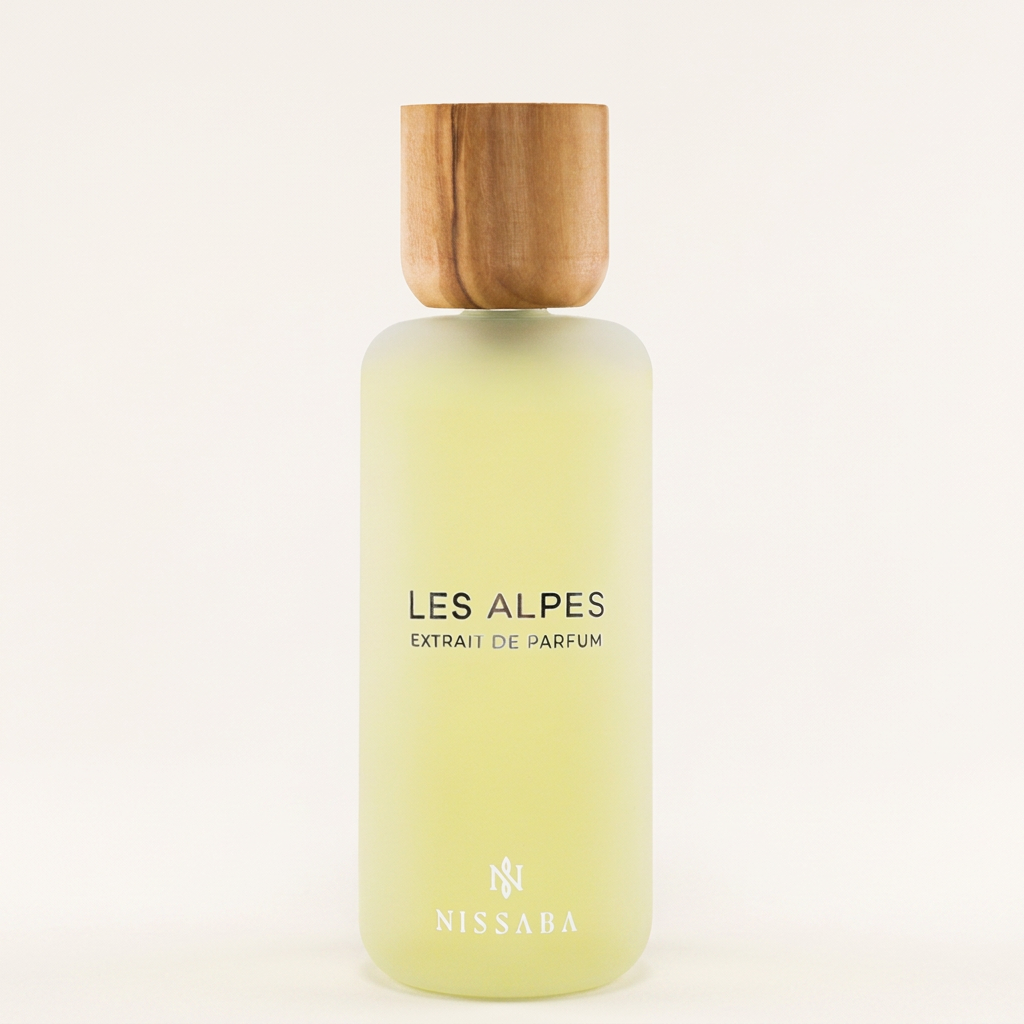 Flacon Nissaba Les Alpes Extrait de parfum sur fond blanc, visuel studio